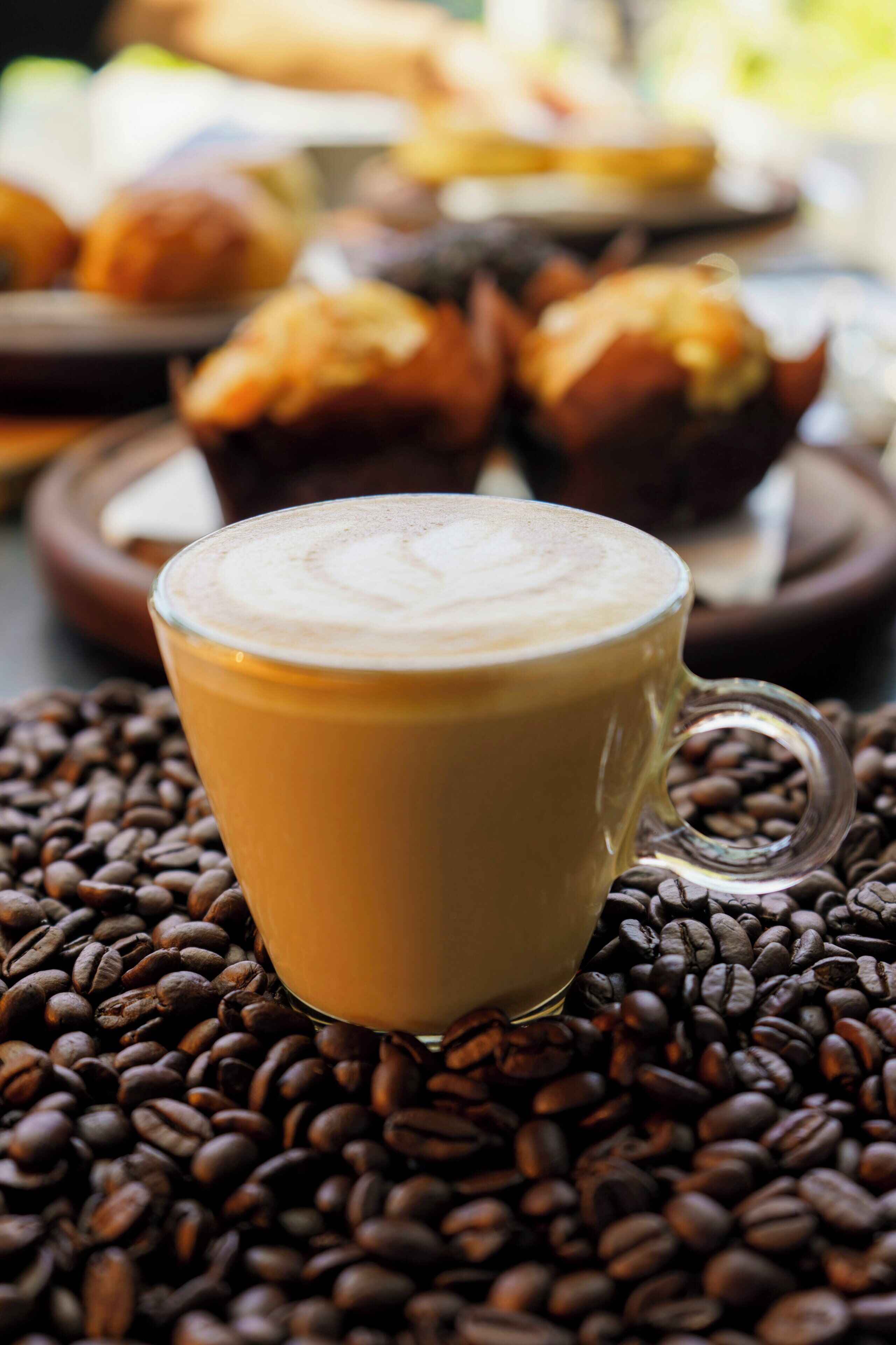Een kop koffie omringd door koffiebonen.
