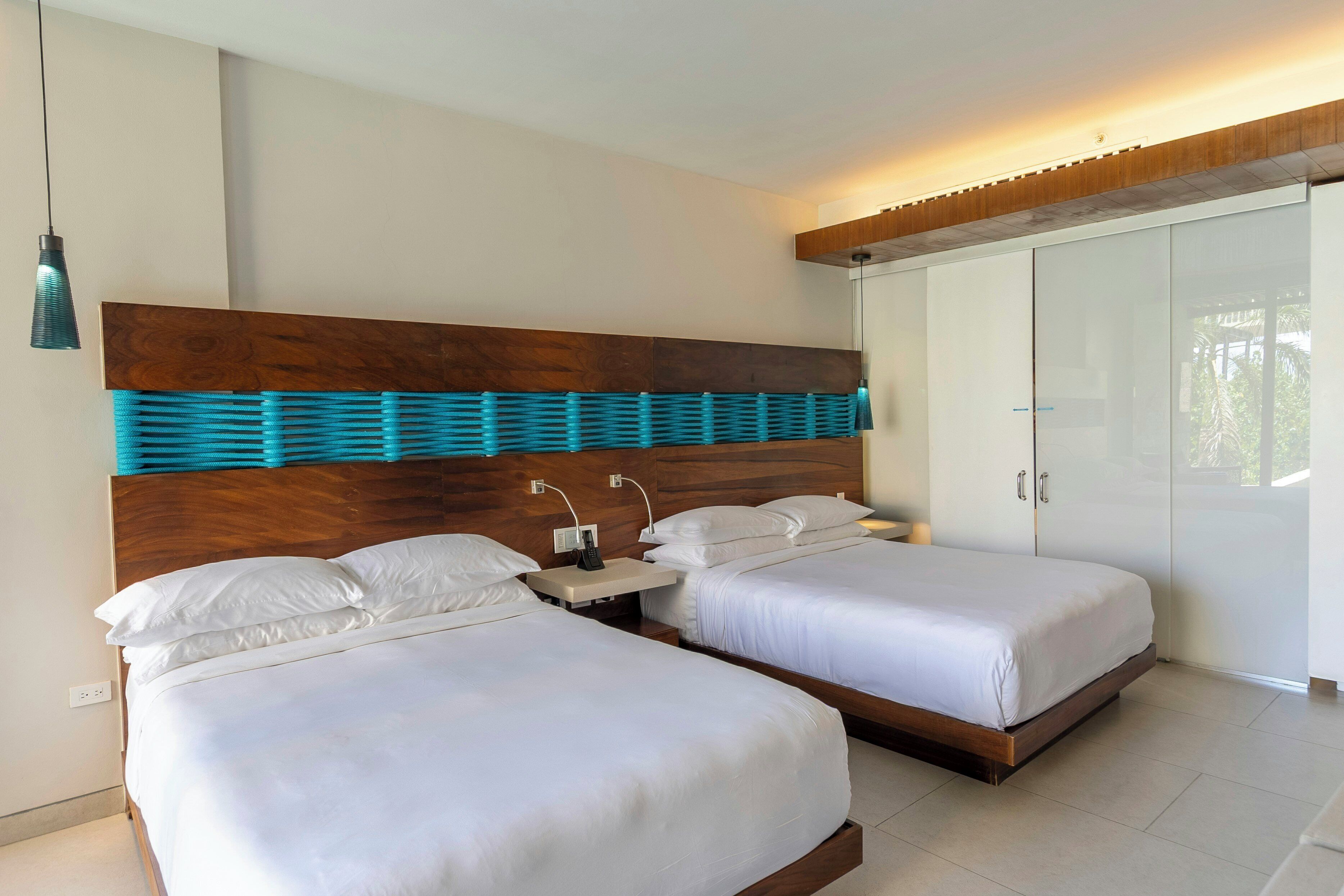 Artículos del minibar gratis y caja de seguridad en la habitación 
