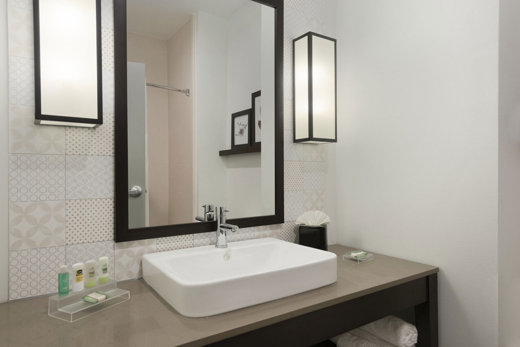 Bathroom | Combined shower/tub, free toiletries, hair dryer, towels