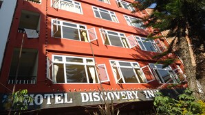 A multi-story building with a sign reading "Hotel Discovery Inn." - Hotel Discovery Inn (Kathmandu)