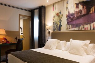 Ropa de cama de alta calidad, cubrecamas y minibar 