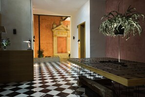 Coin salon dans le hall