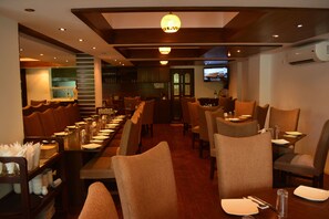 Family dining - Grand Oriental Hotel (Dhaka)