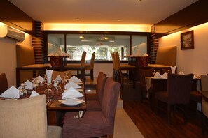 2 restaurants, breakfast, lunch, dinner served; Thai cuisine  - Grand Oriental Hotel (Dhaka)
