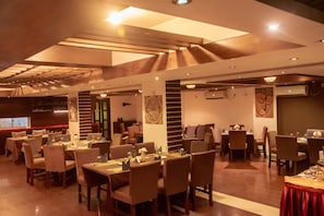 2 restaurants, breakfast, lunch, dinner served; Thai cuisine - Grand Oriental Hotel (Dhaka)