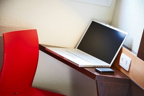 Una scrivania, tende oscuranti, ferro/asse da stiro, Wi-Fi gratuito