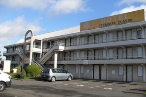 A hotel building with a sign reading "HOTEL PREMIERE CLASSE" and a staircase leading to the entrance. - Premiere Classe Saint Ouen L'Aumone (Saint-Ouen-l'Aumone)