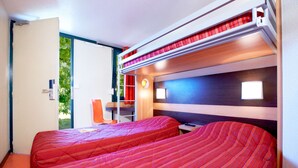 A room with two beds, a desk, and a chair. - Premiere Classe Saint Ouen L'Aumone (Saint-Ouen-l'Aumone)