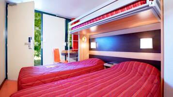 Meja kerja, tirai kedap cahaya, setrika/meja setrika, dan Wi-Fi gratis