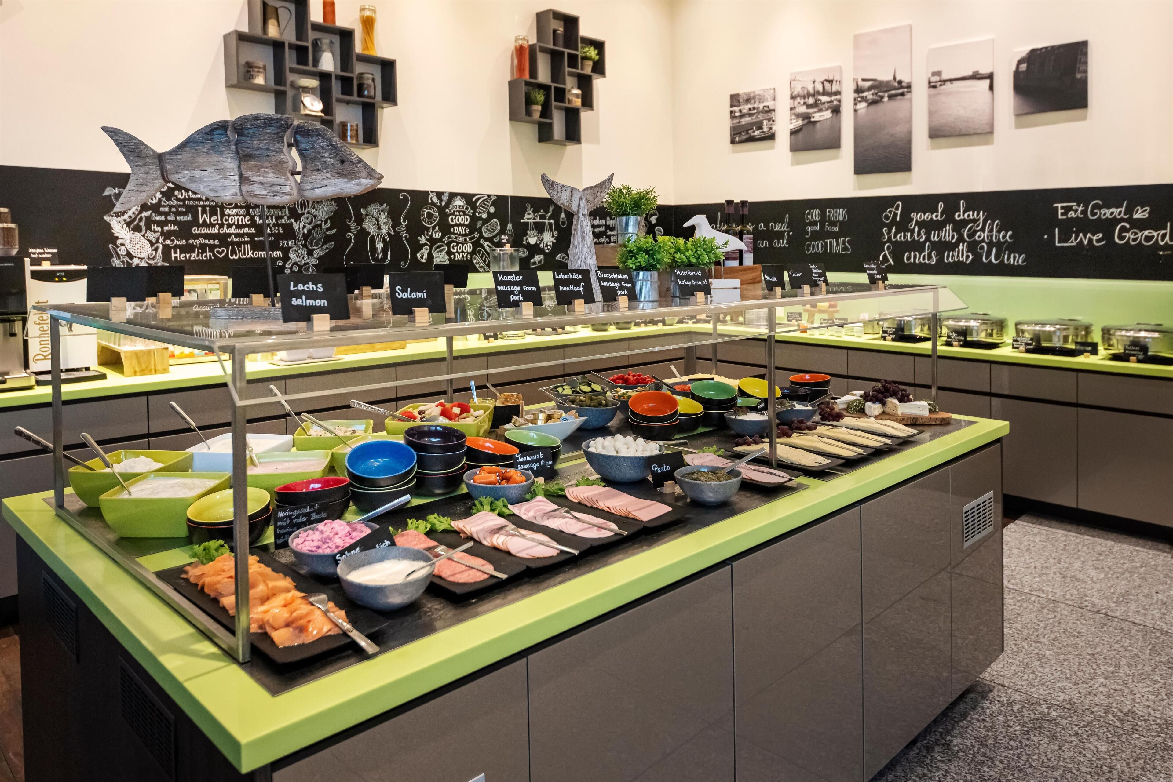 حيث تُقدم وجبات الإفطار، الغداء، العشاء، الأطباق العالمية