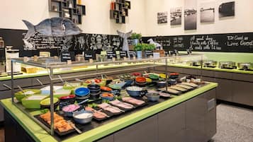 FrĂŒhstĂŒck, Mittagessen, Abendessen, internationale KĂŒche