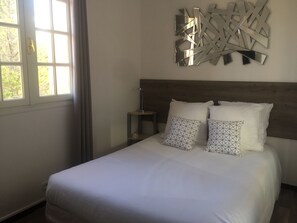 Standard Double Room | Desk, free WiFi, bed sheets - Hôtel Castel Sainte Anne (Le Castellet)