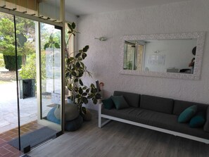 Coin salon dans le hall