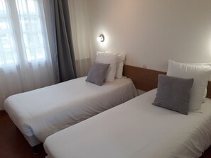 Zweibettzimmer | Schreibtisch, kostenloses WLAN, Bettwäsche