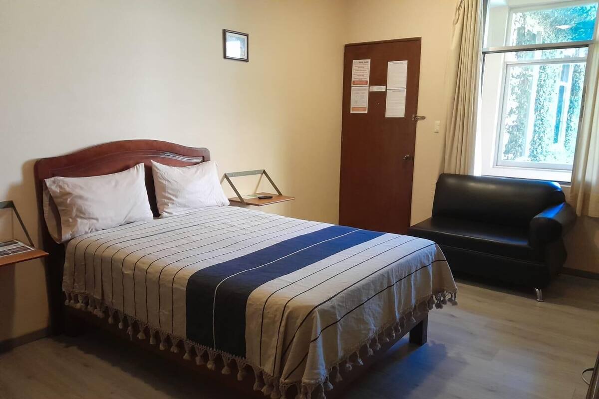 Caja de seguridad en la habitación, wifi gratis y ropa de cama