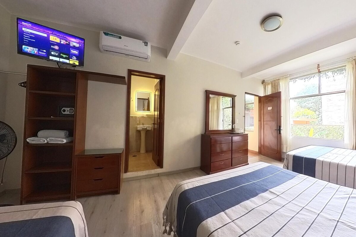 Classic Triple Room | In-room safe, WiFi (free), bed sheets