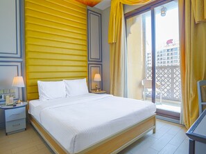 Deluxe Double - King | 客房内保险箱、特色装修、特色家居、办公桌