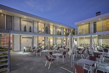 Welcome In - Suites & Hostel