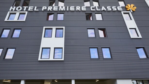 A hotel facade with the name "HOTEL PREMIERE CLASSE" and a maple leaf logo. - Premiere Classe Bordeaux Ouest - Mérignac Aéroport (Merignac)
