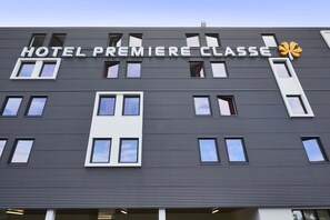 A hotel facade with the name "HOTEL PREMIERE CLASSE" and a maple leaf logo. - Premiere Classe Bordeaux Ouest - Mérignac Aéroport (Merignac)