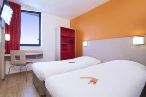 Chambre Standard, 2 lits une place | Bureau, chambres insonorisées, fer et planche à repasser, Wi-Fi gratuit