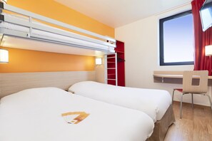 Standard Room, 3 Single Beds | Desk, soundproofing, iron/ironing board, free WiFi - Premiere Classe Bordeaux Ouest - Mérignac Aéroport (Merignac)