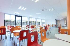 Déjeuner et dßner servis sur place