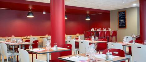 Déjeuner et dîner servis sur place, spécialités Cuisine française