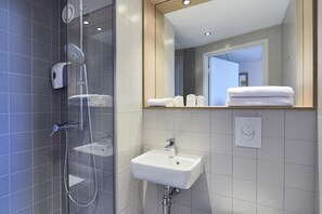 Douche, articles de toilette écologiques, serviettes fournies