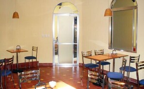 Se sirven desayunos, almuerzos y cenas; cocina mexicana