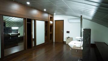 Presidential Sea Suite | Bagno | Doccia, set di cortesia gratuito, asciugacapelli, pantofole