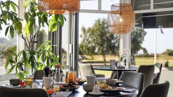 Free daily buffet breakfast