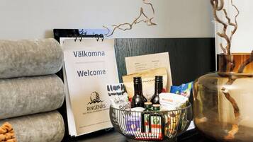 Una recepción con un cartel de bienvenida, un menú y un jarrón decorativo.