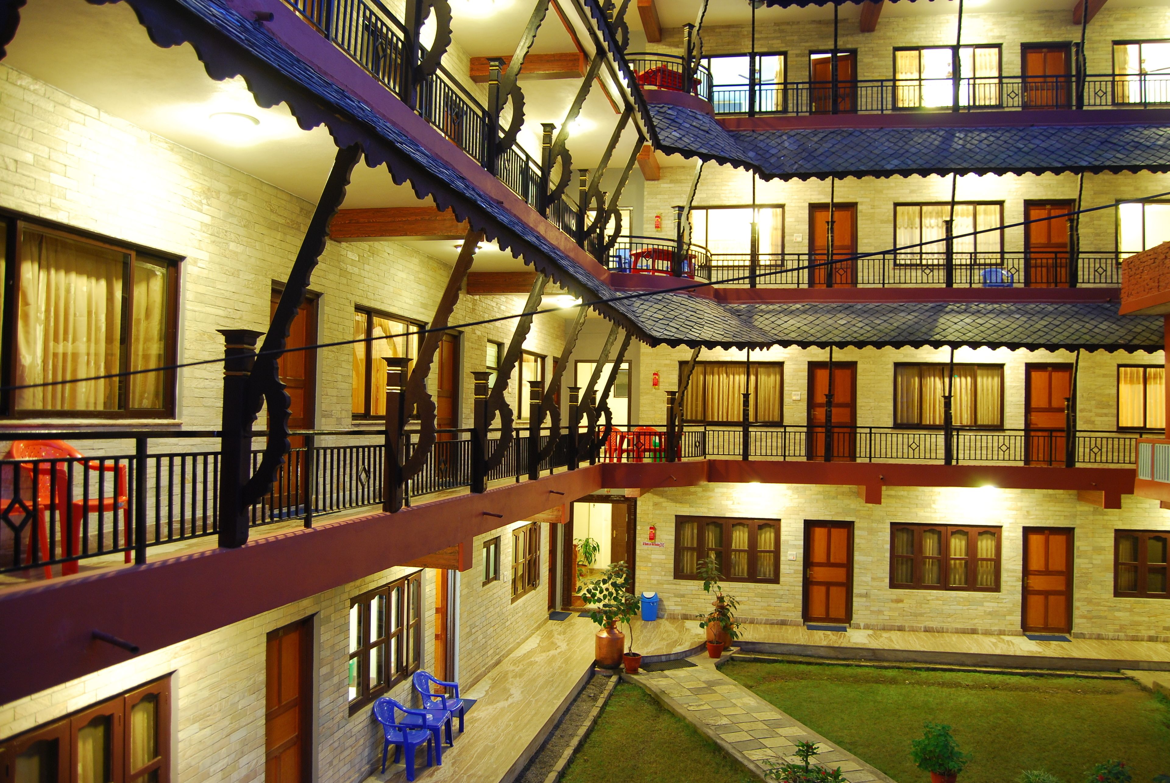 واجهة المنشأة - في المساء/الليل