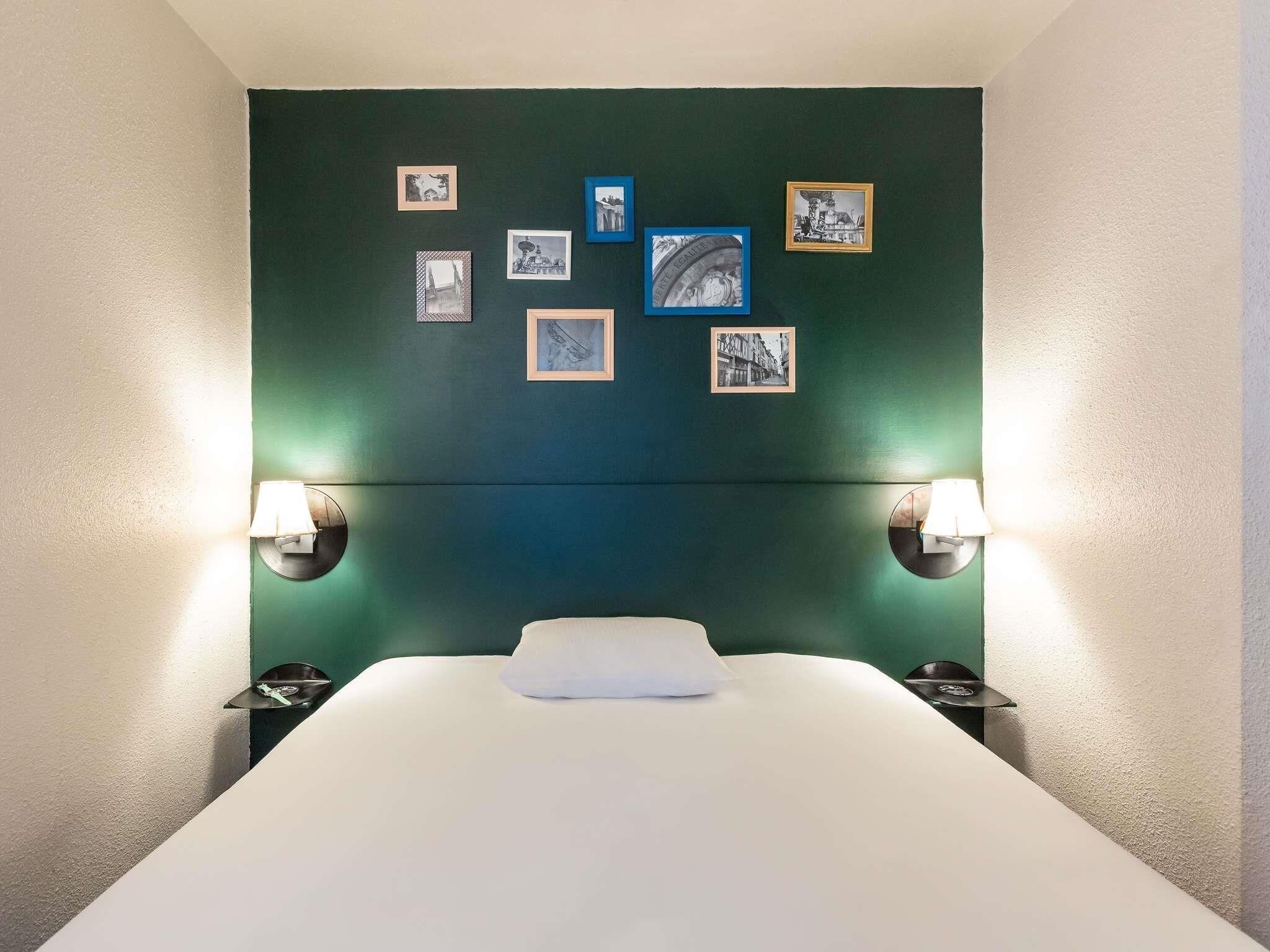 Chambre, 1 lit double | Literie de qualité, bureau, espace de travail pour ordinateurs portables