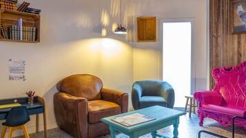 Daily buffet breakfast (EUR 9.90 per person)