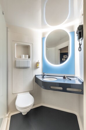 Bruser, miljøvenlige toiletartikler, hårtørrer, håndklæder