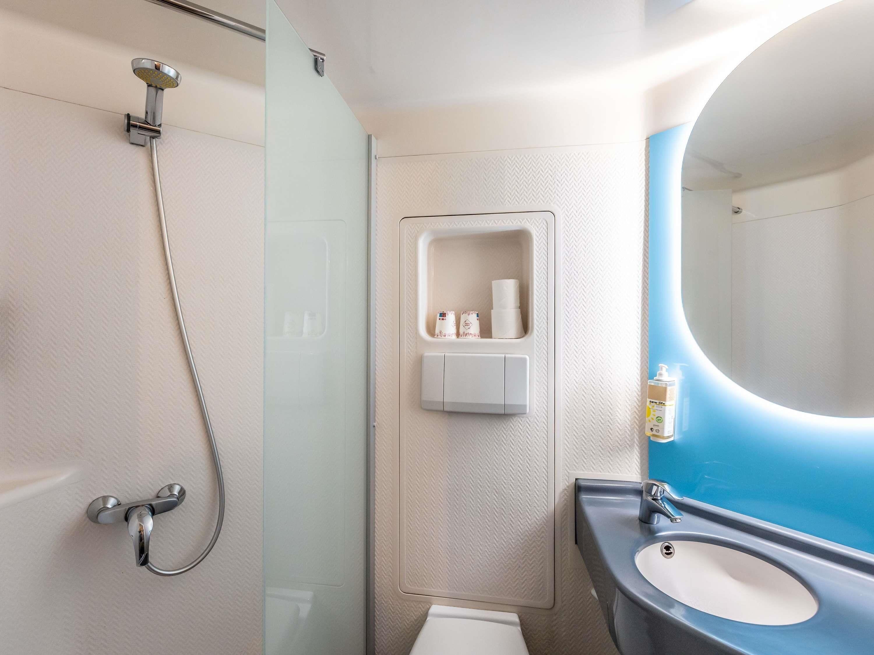 Ylelliset vuodevaatteet, työpöytä