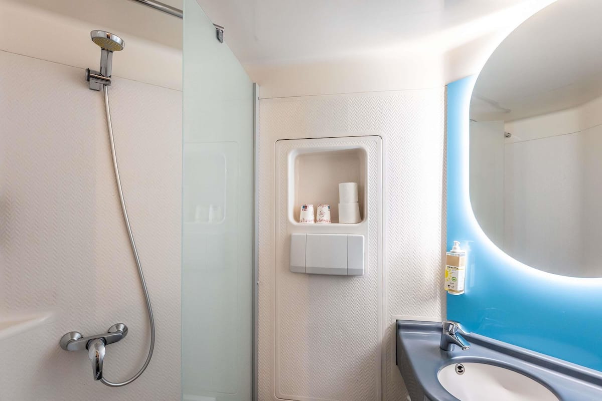 Hochwertige Bettwaren, Schreibtisch, laptopgeeigneter Arbeitsplatz