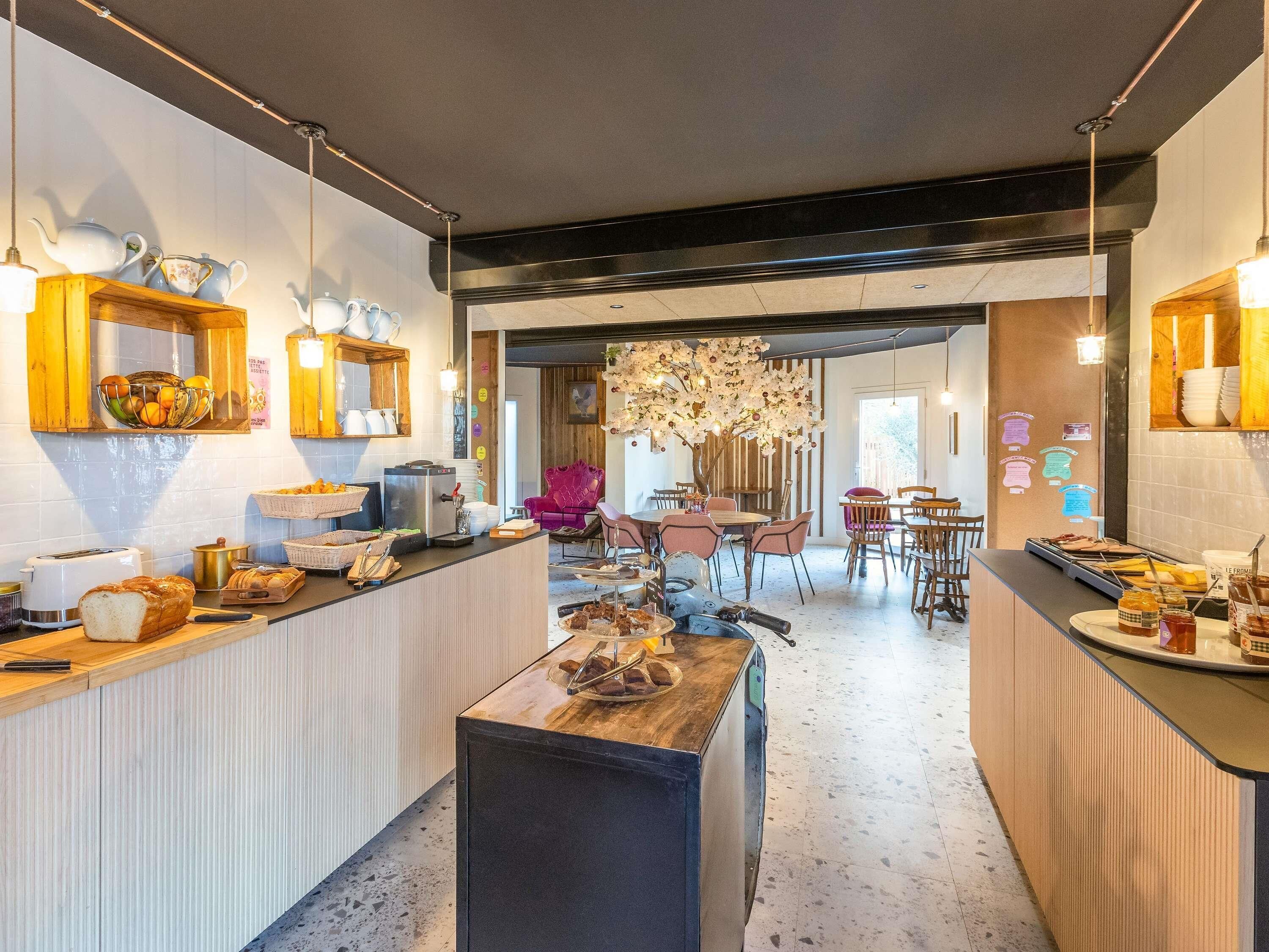 Petit déjeuner buffet (9.90 EUR par personne)