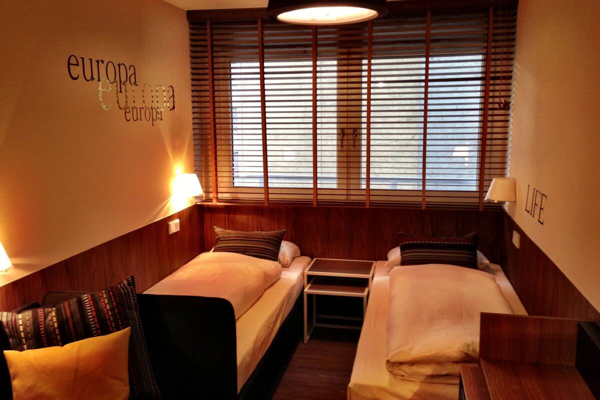 Minibar, coffre-fort, bureau, systĂšme dâinsonorisation