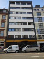Un edificio de hotel de varios pisos con fachada moderna, que presenta un llamativo letrero de 'Europa' a nivel de calle.