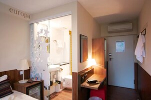 Minibar, caja de seguridad en la habitación y escritorio