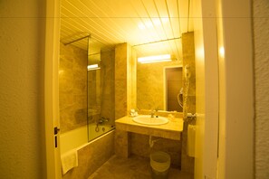 Ensemble douche/baignoire, articles de toilette gratuits, sèche-cheveux