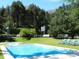 Una piscina techada, una piscina al aire libre