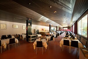 Desayuno buffet diario (EUR 9 por persona)