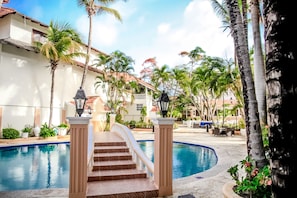 Outdoor pool, open 7:00 AM to 7:00 PM, pool loungers - The MT Hotel (Punta Cana)