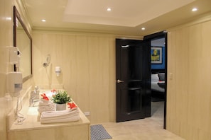 Suite Deluxe 1 Cama grande y 1 individual | Kamar mandi | Shower, pengering rambut, dan handuk