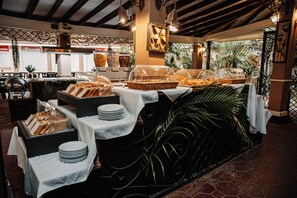 Free daily buffet breakfast - The MT Hotel (Punta Cana)