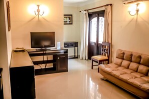 Deluxe Queen Suite | Living room | 43-inch TV with digital channels - The MT Hotel (Punta Cana)